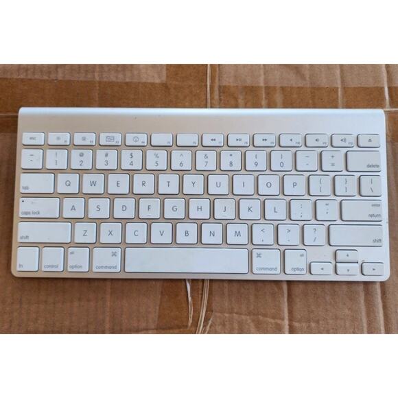 Apple A1314 MC184LL/A Bluetooth Wireless Magic Keyboard Tested. Works - Picture 1 of 1